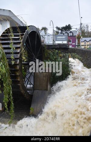 Aufgrund der gelben Wetterwarnung und der jüngsten Überflutung in niedrig liegenden Bereichen stürzte Wasser in der Bantry Library die Mühle hinunter. Bantry, Co Cork. Irland. Stockfoto