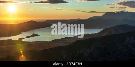 Sonnenuntergang Blick auf KotorBay von Berg Serpentine Straße über dem Himmel mit Wolken bei Sonnenuntergang. Stockfoto