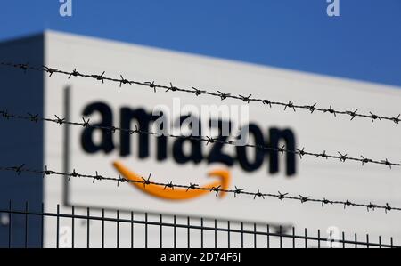 Osterweddingen, Deutschland. September 2020. Stacheldraht schützt das neue Amazon Logistikzentrum. Quelle: Ronny Hartmann/dpa-Zentralbild/ZB/dpa/Alamy Live News Stockfoto