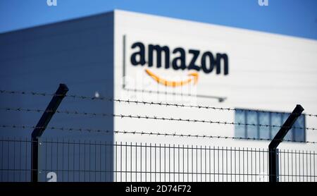 Osterweddingen, Deutschland. September 2020. Stacheldraht schützt das neue Amazon Logistikzentrum. Quelle: Ronny Hartmann/dpa-Zentralbild/ZB/dpa/Alamy Live News Stockfoto