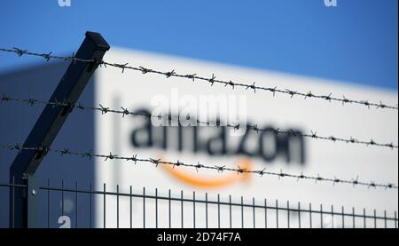 Osterweddingen, Deutschland. September 2020. Stacheldraht schützt das neue Amazon Logistikzentrum. Quelle: Ronny Hartmann/dpa-Zentralbild/ZB/dpa/Alamy Live News Stockfoto