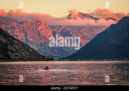 Sonnenuntergang an der Bucht von Kotor, die die Wicklung ist bucht der Adria im Südwesten Montenegros Stockfoto