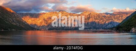 Sonnenuntergang an der Bucht von Kotor, die die Wicklung ist bucht der Adria im Südwesten Montenegros Stockfoto