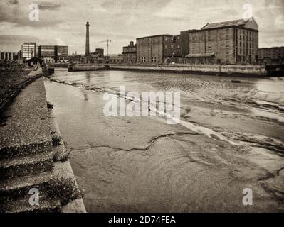 Vintage-Fotografie des Canning Half Tide Dock, mit dem Pump House (jetzt ein Pub), Teil des Albert Dock Complex von Jesse Hartley entworfen und eröffnet im Jahr 1846. Fotografiert um 1976, bevor es nach den Toxteth Riots von 1981, Liverpool City, Merseyside, Lancashire, England renoviert wurde Stockfoto