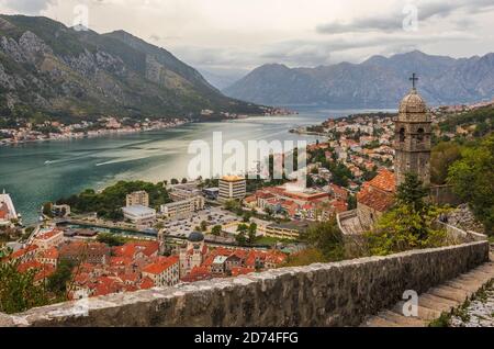 Nachtansicht der Kirche unserer Lieben Frau von Remedy, auf der 240th Meter Höhe der Leiter von Kotor auf dem Weg zur St. John Festung. Stockfoto