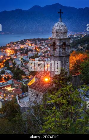 Nachtansicht der Kirche unserer Lieben Frau von Remedy, auf der 240th Meter Höhe der Leiter von Kotor auf dem Weg zur St. John Festung. Stockfoto