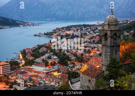 Nachtansicht der Kirche unserer Lieben Frau von Remedy, auf der 240th Meter Höhe der Leiter von Kotor auf dem Weg zur St. John Festung. Stockfoto