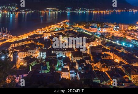 Nachtansicht der Kirche unserer Lieben Frau von Remedy, auf der 240th Meter Höhe der Leiter von Kotor auf dem Weg zur St. John Festung. Stockfoto