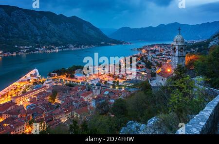 Nachtansicht der Kirche unserer Lieben Frau von Remedy, auf der 240th Meter Höhe der Leiter von Kotor auf dem Weg zur St. John Festung. Stockfoto