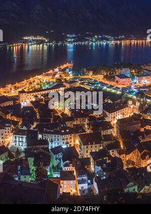 Nachtansicht der Kirche unserer Lieben Frau von Remedy, auf der 240th Meter Höhe der Leiter von Kotor auf dem Weg zur St. John Festung. Stockfoto