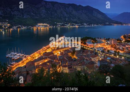 Nachtansicht der Kirche unserer Lieben Frau von Remedy, auf der 240th Meter Höhe der Leiter von Kotor auf dem Weg zur St. John Festung. Stockfoto