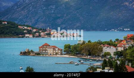 Die Bucht von Kotor, auch als Boka bekannt, ist die gewundene Bucht der Adria im Südwesten Montenegros. Stockfoto