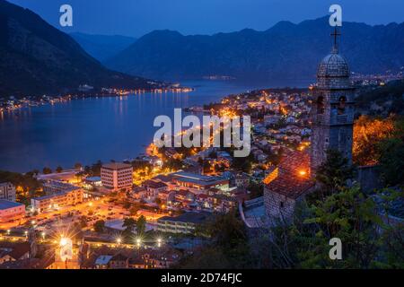 Nachtansicht der Kirche unserer Lieben Frau von Remedy, auf der 240th Meter Höhe der Leiter von Kotor auf dem Weg zur St. John Festung. Stockfoto