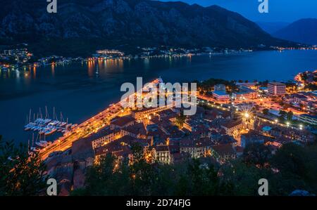 Nachtansicht der Kirche unserer Lieben Frau von Remedy, auf der 240th Meter Höhe der Leiter von Kotor auf dem Weg zur St. John Festung. Stockfoto