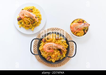 Paella typisch spanisches Essen in Granit Hintergrund Stockfoto