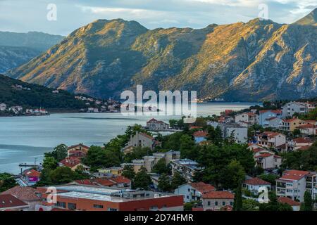 Die Bucht von Kotor, auch als Boka bekannt, ist die gewundene Bucht der Adria im Südwesten Montenegros. Stockfoto