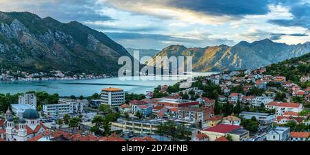 Die Bucht von Kotor, auch als Boka bekannt, ist die gewundene Bucht der Adria im Südwesten Montenegros. Stockfoto