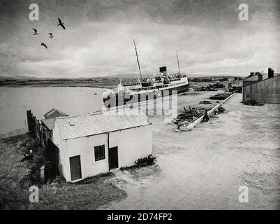 Vintage-Fotografie aus dem Jahr 1975 des King Orry IV in Glasson Dock, Lancashire, England. Gebaut für die Isle of man Steam Packet Company im Jahr 1946, machte sie ihre letzte Überfahrt von Douglas im August 1975. Während sie in Erwartung des Auseinanderbrechens aufgelegt war, brach das Schiff während eines schweren Sturms von ihrem Liegeplatz ab und trieb in der Lune-Mündung auf Grund und kam, um sich auf den Schlammflattern auszuruhen. Sie wurde im April 1976 wieder in Umlauf gebracht und 1979 schließlich aufgelöst. Stockfoto