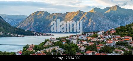 Die Bucht von Kotor, auch als Boka bekannt, ist die gewundene Bucht der Adria im Südwesten Montenegros. Stockfoto