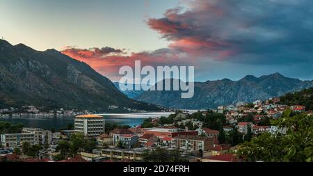 Die Bucht von Kotor, auch als Boka bekannt, ist die gewundene Bucht der Adria im Südwesten Montenegros. Stockfoto