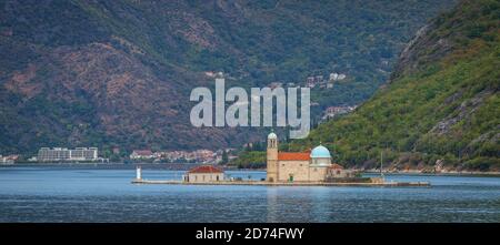 Zwei Inseln in der Nähe der Küste von Perast, Montenegro. Stockfoto