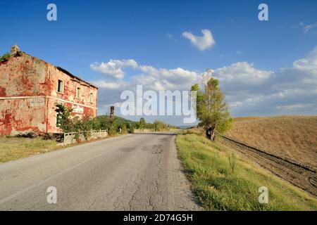 Italien, Basilicata, State Road 103, Casa Cantoniera, verlassenes Landhaus Stockfoto