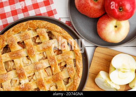 Hausgemachter Apfelkuchen mit Gitter auf weißem Holztisch. Draufsicht. Stockfoto