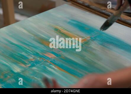 Frau Malerei bunt abstrakte Kunst in Künstleratelier. Horizontale Komposition, Vollformat, Kopierbereich. Stockfoto
