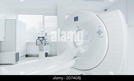 Medizinische CT oder MRT oder PET Scan stehen im modernen Krankenhauslabor. Technologisch fortschrittliches und funktionales Mediсal Equipment in einem sauberen Weiß Stockfoto