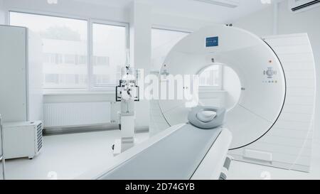 Medizinische CT oder MRT oder PET Scan stehen im modernen Krankenhauslabor. Technologisch fortschrittliches und funktionales Mediсal Equipment in einem sauberen Weiß Stockfoto