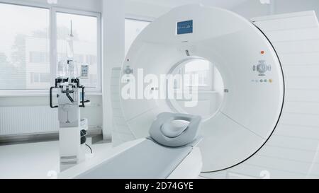Medizinische CT oder MRT oder PET Scan stehen im modernen Krankenhauslabor. Technologisch fortschrittliches und funktionales Mediсal Equipment in einem sauberen Weiß Stockfoto