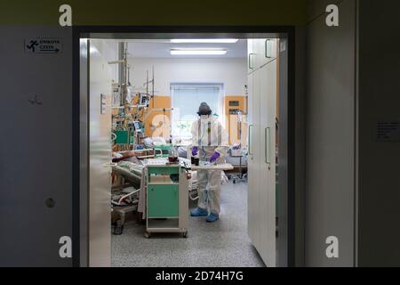 Nachod, Tschechische Republik. Oktober 2020. Soldaten helfen im Gesundheitswesen mit COVID-19-Patienten auf einer Intensivstation im Krankenhaus Nachod, Tschechische Republik, 20. Oktober 2020. Die COVID-19 breitet sich immer noch am schnellsten im Bezirk Uherske Hradiste, Südmähren aus, gefolgt vom Bezirk Liberec, Nordböhmen und dem Bezirk Nachod, Ostböhmen. Kredit: David Tanecek/CTK Foto/Alamy Live Nachrichten Stockfoto