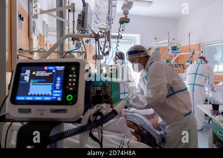 Nachod, Tschechische Republik. Oktober 2020. Soldaten helfen im Gesundheitswesen mit COVID-19-Patienten auf einer Intensivstation im Krankenhaus Nachod, Tschechische Republik, 20. Oktober 2020. Die COVID-19 breitet sich immer noch am schnellsten im Bezirk Uherske Hradiste, Südmähren aus, gefolgt vom Bezirk Liberec, Nordböhmen und dem Bezirk Nachod, Ostböhmen. Kredit: David Tanecek/CTK Foto/Alamy Live Nachrichten Stockfoto