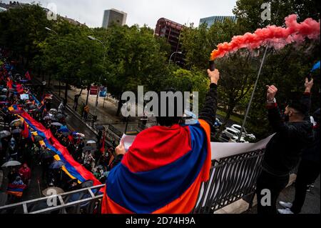 Madrid, Spanien. Oktober 2020. Demonstranten, die eine große armenische Flagge tragen, fordern Frieden in Armenien, verurteilen den "Erdogan-Neo-Imperialismus" in der Türkei und die Aggression Aserbaidschans gegen Armenien. Quelle: Marcos del Mazo/Alamy Live News Stockfoto