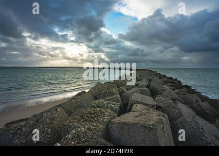 Sturm und Wind, Herbstanfang, Brouwersdam Niederlande. Stockfoto