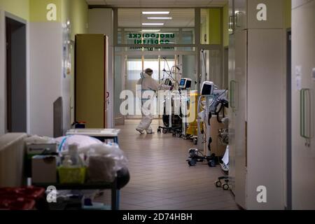 Nachod, Tschechische Republik. Oktober 2020. Soldaten helfen im Gesundheitswesen mit COVID-19-Patienten auf einer Intensivstation im Krankenhaus Nachod, Tschechische Republik, 20. Oktober 2020. Die COVID-19 breitet sich immer noch am schnellsten im Bezirk Uherske Hradiste, Südmähren aus, gefolgt vom Bezirk Liberec, Nordböhmen und dem Bezirk Nachod, Ostböhmen. Kredit: David Tanecek/CTK Foto/Alamy Live Nachrichten Stockfoto