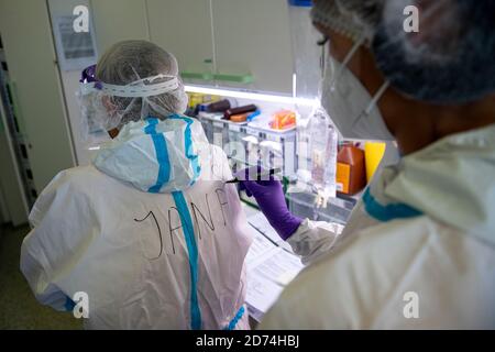 Nachod, Tschechische Republik. Oktober 2020. Soldaten helfen im Gesundheitswesen mit COVID-19-Patienten auf einer Intensivstation im Krankenhaus Nachod, Tschechische Republik, 20. Oktober 2020. Die COVID-19 breitet sich immer noch am schnellsten im Bezirk Uherske Hradiste, Südmähren aus, gefolgt vom Bezirk Liberec, Nordböhmen und dem Bezirk Nachod, Ostböhmen. Kredit: David Tanecek/CTK Foto/Alamy Live Nachrichten Stockfoto