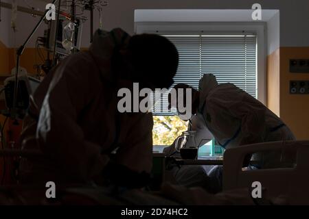 Nachod, Tschechische Republik. Oktober 2020. Soldaten helfen im Gesundheitswesen mit COVID-19-Patienten auf einer Intensivstation im Krankenhaus Nachod, Tschechische Republik, 20. Oktober 2020. Die COVID-19 breitet sich immer noch am schnellsten im Bezirk Uherske Hradiste, Südmähren aus, gefolgt vom Bezirk Liberec, Nordböhmen und dem Bezirk Nachod, Ostböhmen. Kredit: David Tanecek/CTK Foto/Alamy Live Nachrichten Stockfoto