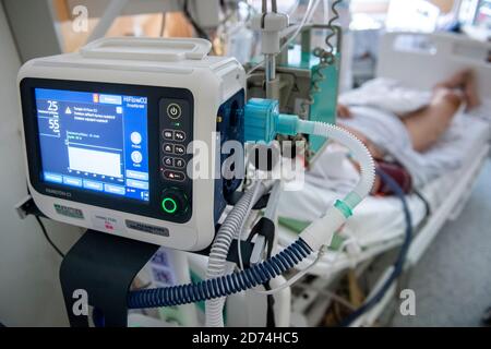 Nachod, Tschechische Republik. Oktober 2020. Soldaten helfen im Gesundheitswesen mit COVID-19-Patienten auf einer Intensivstation im Krankenhaus Nachod, Tschechische Republik, 20. Oktober 2020. Die COVID-19 breitet sich immer noch am schnellsten im Bezirk Uherske Hradiste, Südmähren aus, gefolgt vom Bezirk Liberec, Nordböhmen und dem Bezirk Nachod, Ostböhmen. Kredit: David Tanecek/CTK Foto/Alamy Live Nachrichten Stockfoto