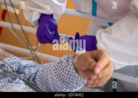 Nachod, Tschechische Republik. Oktober 2020. Soldaten helfen im Gesundheitswesen mit COVID-19-Patienten auf einer Intensivstation im Krankenhaus Nachod, Tschechische Republik, 20. Oktober 2020. Die COVID-19 breitet sich immer noch am schnellsten im Bezirk Uherske Hradiste, Südmähren aus, gefolgt vom Bezirk Liberec, Nordböhmen und dem Bezirk Nachod, Ostböhmen. Kredit: David Tanecek/CTK Foto/Alamy Live Nachrichten Stockfoto