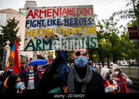 Madrid, Spanien. Oktober 2020. Ein Demonstranten, der ein Plakat trägt, während er den Frieden in Armenien fordert, indem er den "Erdogan-Neo-Imperialismus" in der Türkei und die Aggression Aserbaidschans gegen Armenien anprangert. Quelle: Marcos del Mazo/Alamy Live News Stockfoto