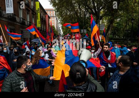 Madrid, Spanien. Oktober 2020. Demonstranten, die eine große armenische Flagge tragen, fordern Frieden in Armenien, verurteilen den "Erdogan-Neo-Imperialismus" in der Türkei und die Aggression Aserbaidschans gegen Armenien. Quelle: Marcos del Mazo/Alamy Live News Stockfoto