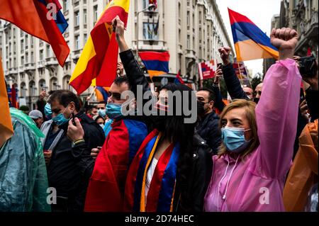 Madrid, Spanien. Oktober 2020. Demonstranten schwenken armenische Flaggen, während sie in Armenien Frieden fordern, den "Erdogan-Neo-Imperialismus" in der Türkei und die Aggression Aserbaidschans gegen Armenien anprangern. Quelle: Marcos del Mazo/Alamy Live News Stockfoto