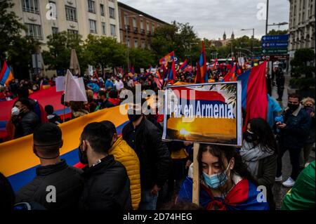 Madrid, Spanien. Oktober 2020. Demonstranten, die eine große armenische Flagge tragen, fordern Frieden in Armenien, verurteilen den "Erdogan-Neo-Imperialismus" in der Türkei und die Aggression Aserbaidschans gegen Armenien. Quelle: Marcos del Mazo/Alamy Live News Stockfoto