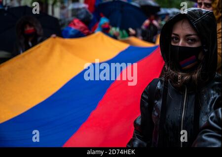 Madrid, Spanien. Oktober 2020. Demonstranten, die eine große armenische Flagge tragen, fordern Frieden in Armenien, verurteilen den "Erdogan-Neo-Imperialismus" in der Türkei und die Aggression Aserbaidschans gegen Armenien. Quelle: Marcos del Mazo/Alamy Live News Stockfoto