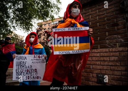 Madrid, Spanien. Oktober 2020. Demonstranten, die armenische Flaggen und Plakate tragen, fordern Frieden in Armenien, verurteilen den "Erdogan-Neo-Imperialismus" in der Türkei und die Aggression Aserbaidschans gegen Armenien. Quelle: Marcos del Mazo/Alamy Live News Stockfoto