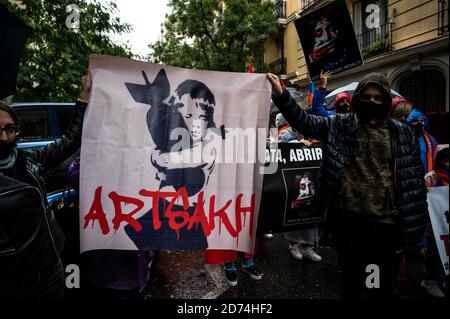 Madrid, Spanien. Oktober 2020. Demonstranten, die Transparente tragen, fordern Frieden in Armenien, verurteilen den "Erdogan-Neo-Imperialismus" in der Türkei und die Aggression Aserbaidschans gegen Armenien. Quelle: Marcos del Mazo/Alamy Live News Stockfoto
