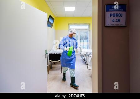 Nachod, Tschechische Republik. Oktober 2020. Soldaten helfen im Gesundheitswesen mit COVID-19-Patienten auf einer Intensivstation im Krankenhaus Nachod, Tschechische Republik, 20. Oktober 2020. Die COVID-19 breitet sich immer noch am schnellsten im Bezirk Uherske Hradiste, Südmähren aus, gefolgt vom Bezirk Liberec, Nordböhmen und dem Bezirk Nachod, Ostböhmen. Kredit: David Tanecek/CTK Foto/Alamy Live Nachrichten Stockfoto