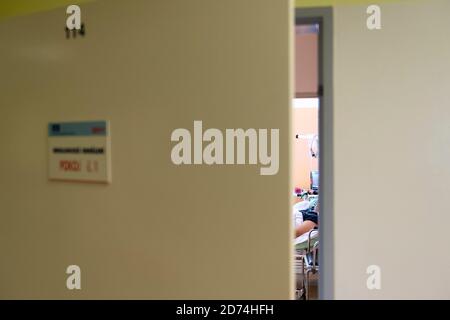 Nachod, Tschechische Republik. Oktober 2020. Soldaten helfen im Gesundheitswesen mit COVID-19-Patienten auf einer Intensivstation im Krankenhaus Nachod, Tschechische Republik, 20. Oktober 2020. Die COVID-19 breitet sich immer noch am schnellsten im Bezirk Uherske Hradiste, Südmähren aus, gefolgt vom Bezirk Liberec, Nordböhmen und dem Bezirk Nachod, Ostböhmen. Kredit: David Tanecek/CTK Foto/Alamy Live Nachrichten Stockfoto