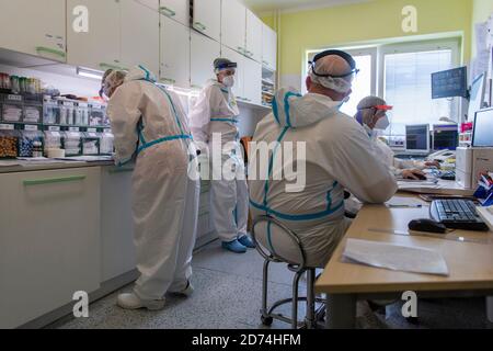 Nachod, Tschechische Republik. Oktober 2020. Soldaten helfen im Gesundheitswesen mit COVID-19-Patienten auf einer Intensivstation im Krankenhaus Nachod, Tschechische Republik, 20. Oktober 2020. Die COVID-19 breitet sich immer noch am schnellsten im Bezirk Uherske Hradiste, Südmähren aus, gefolgt vom Bezirk Liberec, Nordböhmen und dem Bezirk Nachod, Ostböhmen. Kredit: David Tanecek/CTK Foto/Alamy Live Nachrichten Stockfoto